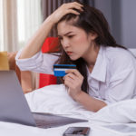 Donna stressata che utilizza il computer portatile per lo shopping online