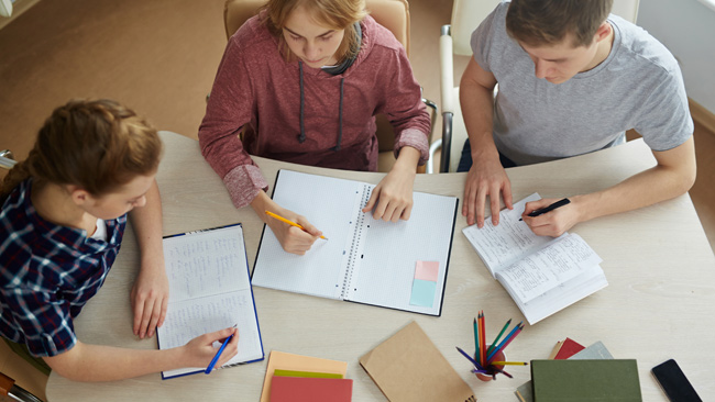 Faire ses devoirs ensemble